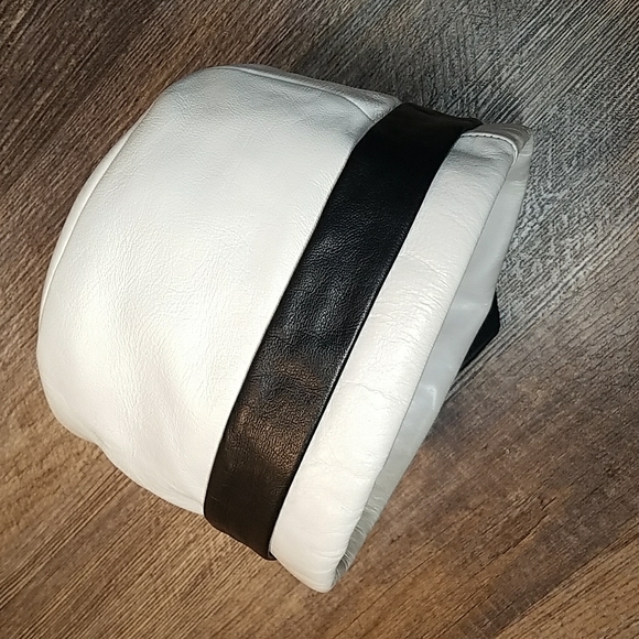 Christian Dior 'Miss Dior' 1960's Vintage Leather White and Black Mod Cloche Hat - Picture 14 of 14